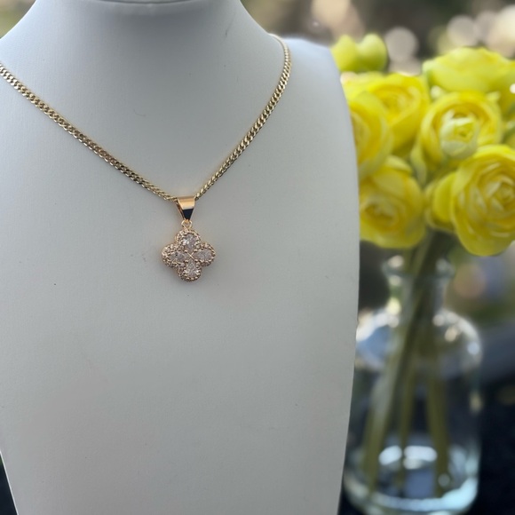 Elegant Gold Pendant Necklace - Picture 2 of 4